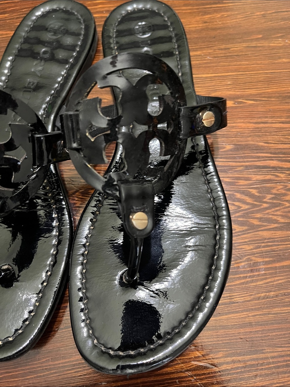 Tory Burch Black Patent Leather Logo Thong Sandals - Picture 9 of 15